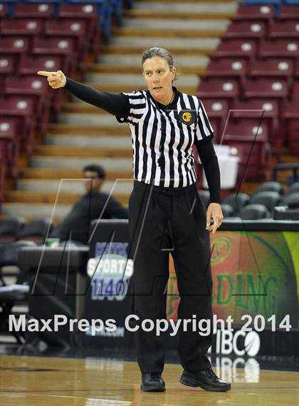 Thumbnail 3 in Pinewood vs. La Jolla Country Day (CIF State D5 Final) photogallery.