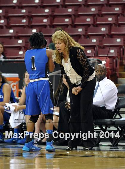 Thumbnail 1 in Pinewood vs. La Jolla Country Day (CIF State D5 Final) photogallery.