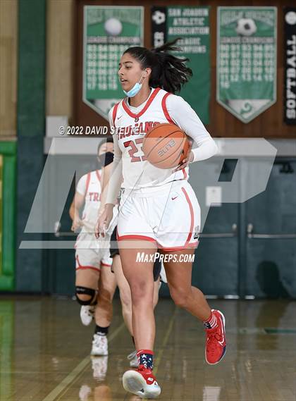 Thumbnail 1 in South Medford vs. Lincoln (St. Mary's Stockton MLK Showcase) photogallery.