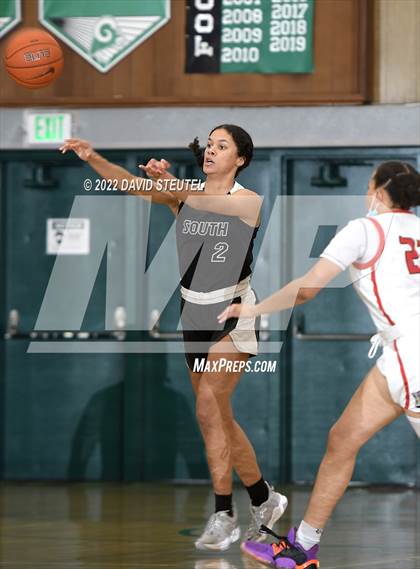 Thumbnail 2 in South Medford vs. Lincoln (St. Mary's Stockton MLK Showcase) photogallery.