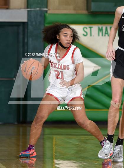 Thumbnail 1 in South Medford vs. Lincoln (St. Mary's Stockton MLK Showcase) photogallery.