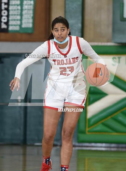 Thumbnail 2 in South Medford vs. Lincoln (St. Mary's Stockton MLK Showcase) photogallery.