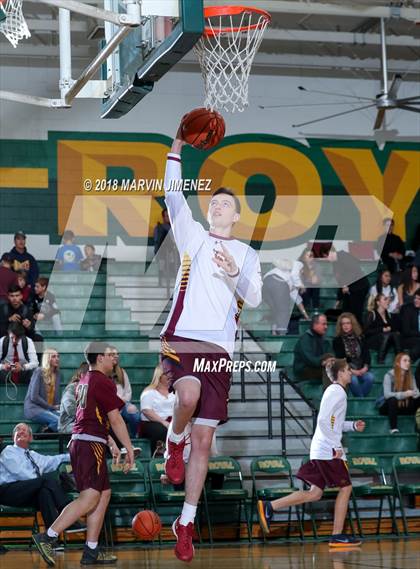 Thumbnail 3 in Royal vs Simi  photogallery.