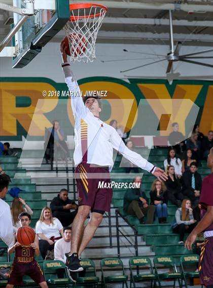 Thumbnail 3 in Royal vs Simi  photogallery.