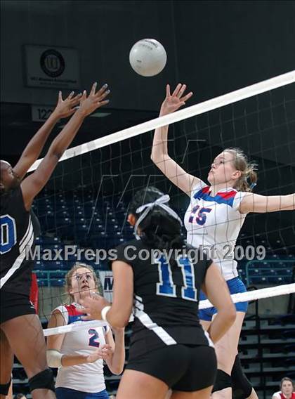 Thumbnail 3 in La Jolla Country Day vs Christian Brothers (CIF D4 State Final) photogallery.