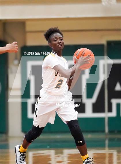 Thumbnail 2 in Bishop O'Dowd vs. Sacred Heart Cathedral Preparatory (Elite is Earned New Year Classic) photogallery.