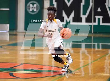 Thumbnail 2 in Bishop O'Dowd vs. Sacred Heart Cathedral Preparatory (Elite is Earned New Year Classic) photogallery.