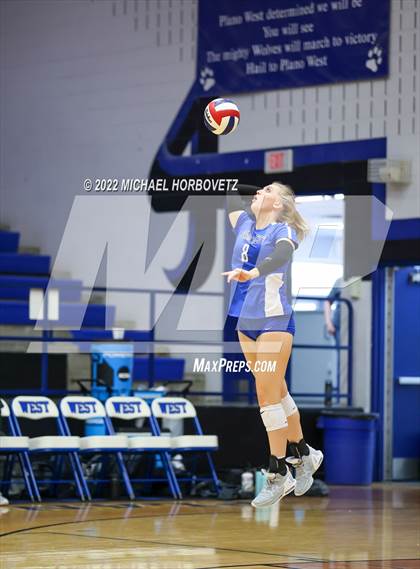 Thumbnail 1 in Forney @ Plano West photogallery.