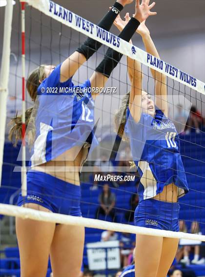 Thumbnail 1 in Forney @ Plano West photogallery.