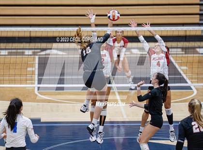 Thumbnail 2 in Hillgrove vs. Walton (GHSA 7A Semifinal) photogallery.