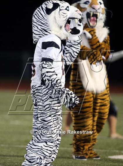 Thumbnail 3 in Seagoville vs. Lancaster (UIL 5A Bi-District Playoff) photogallery.