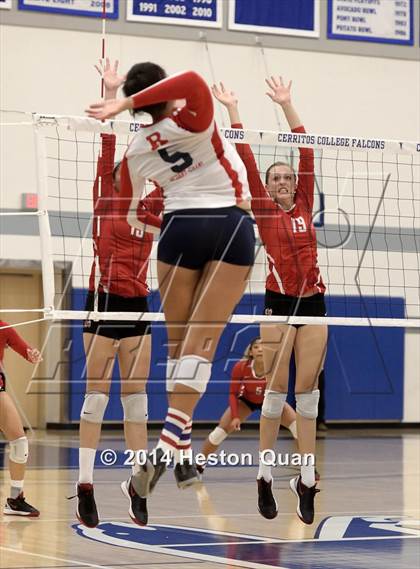 Thumbnail 2 in Mater Dei @ Redondo Union (CIF-SS D1AA Final) photogallery.