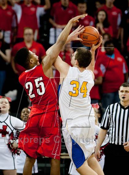 Thumbnail 2 in Holmes vs Newport Central Catholic (KHSAA Ninth Region) photogallery.