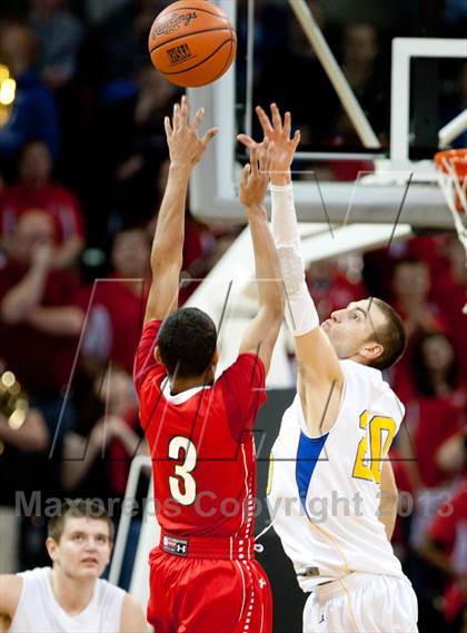 Thumbnail 2 in Holmes vs Newport Central Catholic (KHSAA Ninth Region) photogallery.