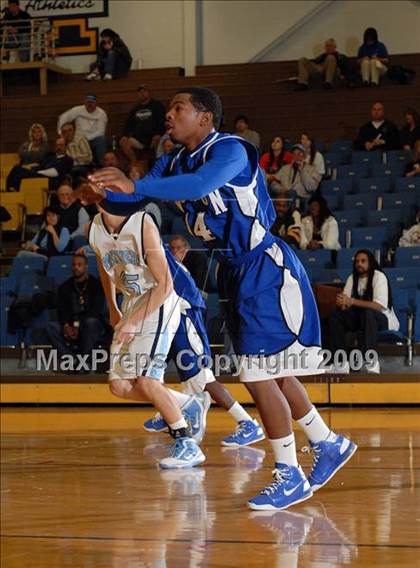Thumbnail 1 in Pinckneyville vs. Vashon (Best of the Midwest Shootout) photogallery.