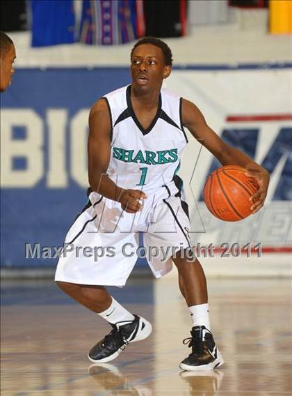 Thumbnail 3 in Crenshaw vs. Santiago (MaxPreps Holiday Classic) photogallery.
