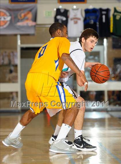 Thumbnail 1 in Crenshaw vs. Santiago (MaxPreps Holiday Classic) photogallery.