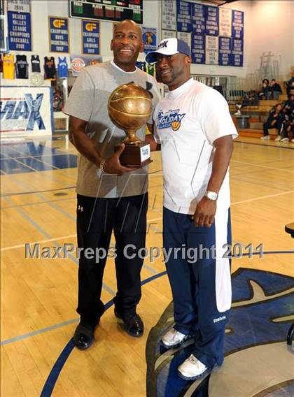 Thumbnail 3 in Crenshaw vs. Santiago (MaxPreps Holiday Classic) photogallery.