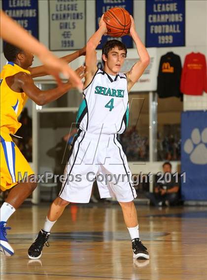 Thumbnail 3 in Crenshaw vs. Santiago (MaxPreps Holiday Classic) photogallery.