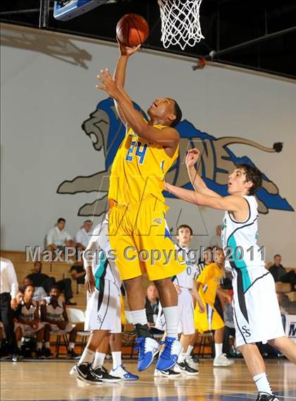 Thumbnail 2 in Crenshaw vs. Santiago (MaxPreps Holiday Classic) photogallery.