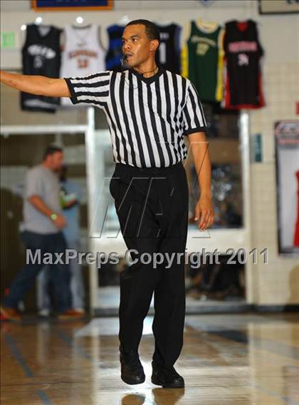 Thumbnail 3 in Crenshaw vs. Santiago (MaxPreps Holiday Classic) photogallery.