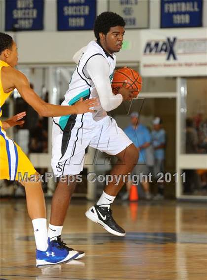 Thumbnail 2 in Crenshaw vs. Santiago (MaxPreps Holiday Classic) photogallery.