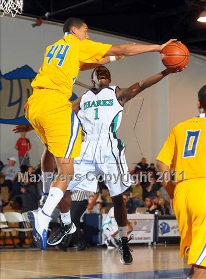 Thumbnail 3 in Crenshaw vs. Santiago (MaxPreps Holiday Classic) photogallery.