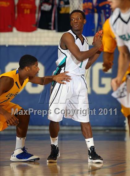 Thumbnail 1 in Crenshaw vs. Santiago (MaxPreps Holiday Classic) photogallery.