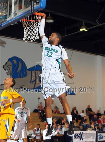 Thumbnail 3 in Crenshaw vs. Santiago (MaxPreps Holiday Classic) photogallery.