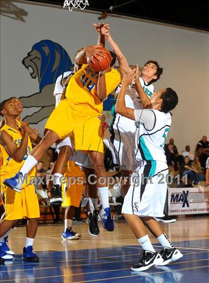 Thumbnail 3 in Crenshaw vs. Santiago (MaxPreps Holiday Classic) photogallery.
