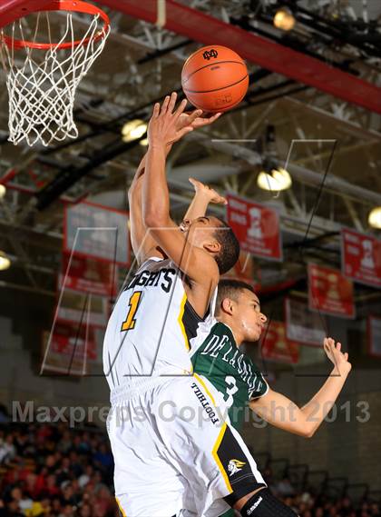 Thumbnail 3 in De La Salle vs. Foothill (Nike Extravaganza) photogallery.