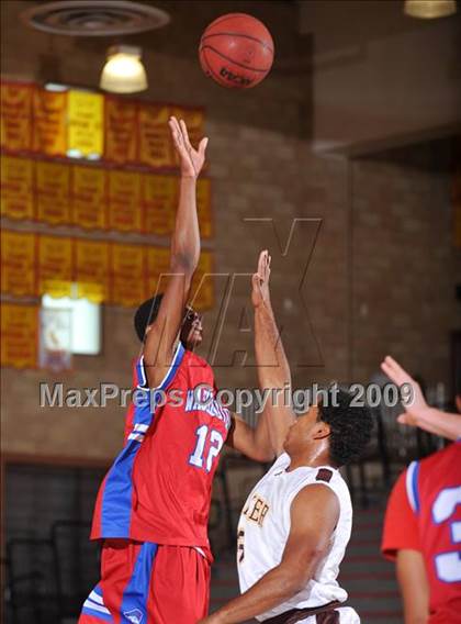 Thumbnail 3 in Washington vs Parker (MaxPreps Holiday Classic) photogallery.