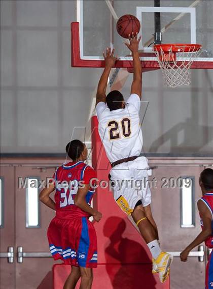 Thumbnail 2 in Washington vs Parker (MaxPreps Holiday Classic) photogallery.
