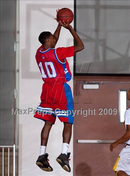 Thumbnail 1 in Washington vs Parker (MaxPreps Holiday Classic) photogallery.