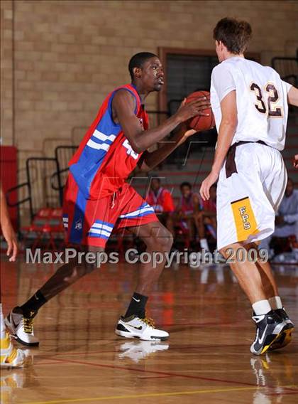 Thumbnail 3 in Washington vs Parker (MaxPreps Holiday Classic) photogallery.