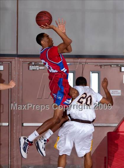 Thumbnail 2 in Washington vs Parker (MaxPreps Holiday Classic) photogallery.