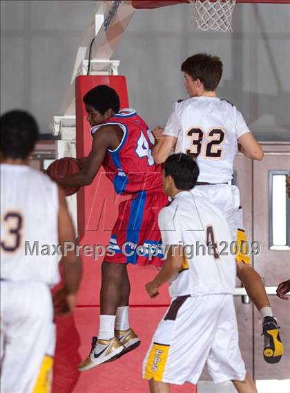 Thumbnail 2 in Washington vs Parker (MaxPreps Holiday Classic) photogallery.