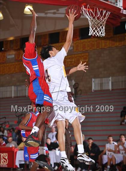 Thumbnail 2 in Washington vs Parker (MaxPreps Holiday Classic) photogallery.