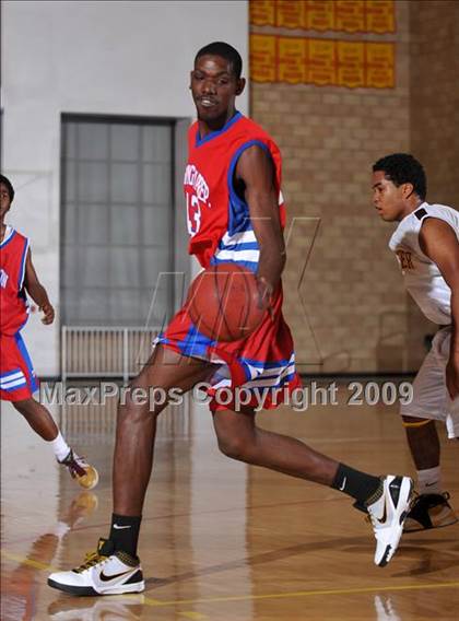 Thumbnail 2 in Washington vs Parker (MaxPreps Holiday Classic) photogallery.