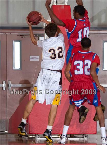 Thumbnail 3 in Washington vs Parker (MaxPreps Holiday Classic) photogallery.