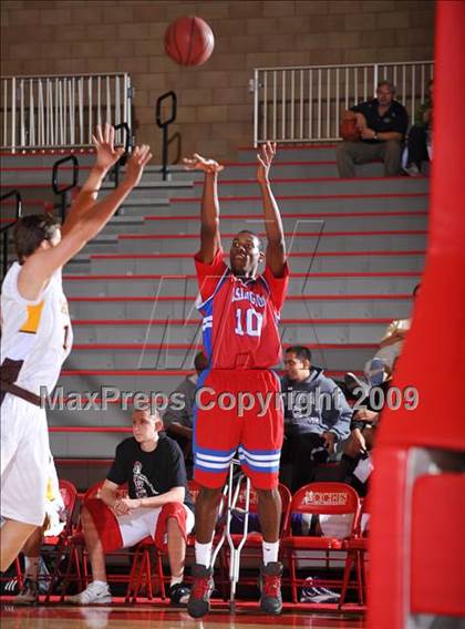 Thumbnail 3 in Washington vs Parker (MaxPreps Holiday Classic) photogallery.