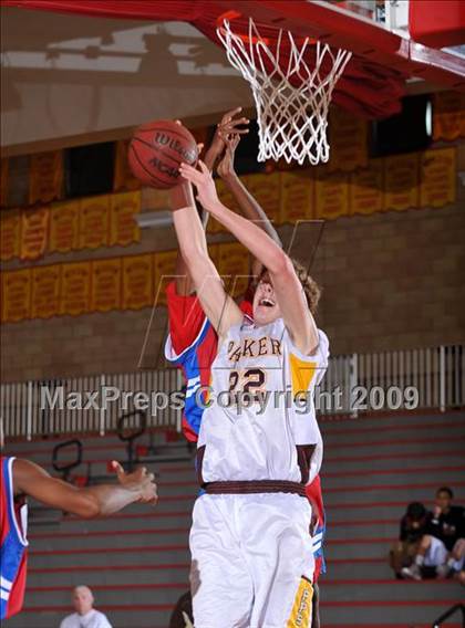 Thumbnail 2 in Washington vs Parker (MaxPreps Holiday Classic) photogallery.