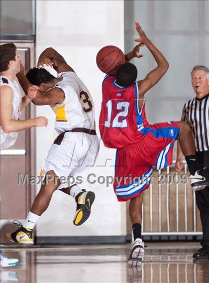 Thumbnail 2 in Washington vs Parker (MaxPreps Holiday Classic) photogallery.