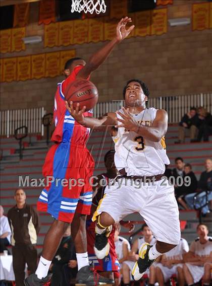 Thumbnail 3 in Washington vs Parker (MaxPreps Holiday Classic) photogallery.