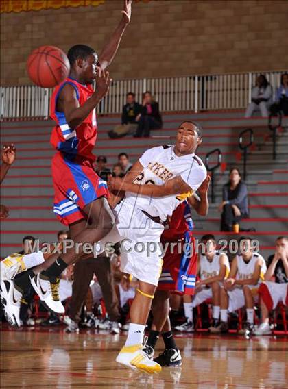 Thumbnail 2 in Washington vs Parker (MaxPreps Holiday Classic) photogallery.