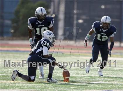Thumbnail 2 in Lincoln vs. Clinton (PSAL Championship Division Quarterfinal) photogallery.