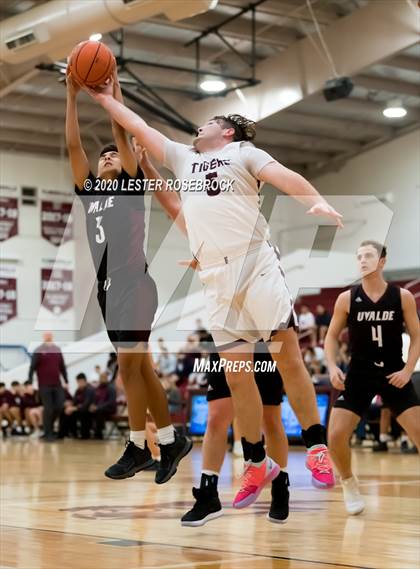 Thumbnail 1 in Uvalde @ Floresville photogallery.