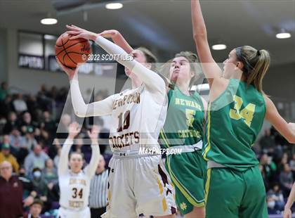 Thumbnail 2 in Newark Catholic vs. Berne Union (OHSAA D4 District Final) photogallery.