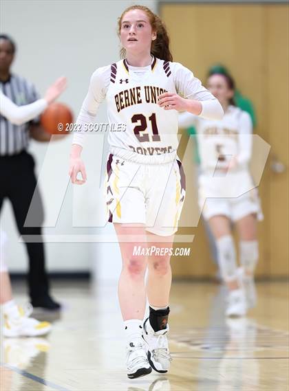 Thumbnail 3 in Newark Catholic vs. Berne Union (OHSAA D4 District Final) photogallery.