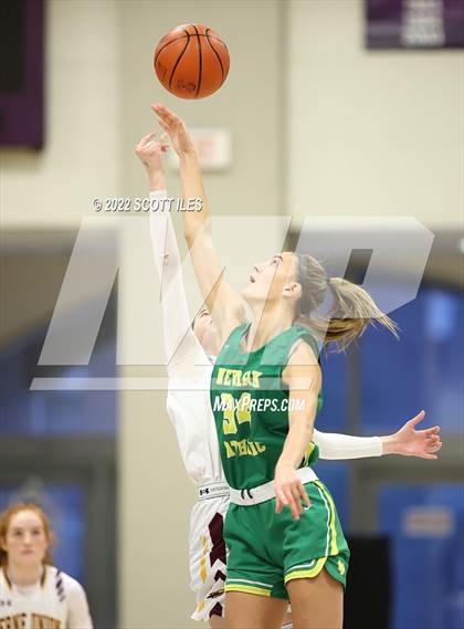 Thumbnail 2 in Newark Catholic vs. Berne Union (OHSAA D4 District Final) photogallery.